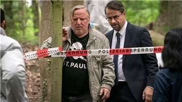 Frank Thiel (Axel Prahl, l) und Prof. Karl-Friedrich Börne (Jan Josef Liefers) in einer Szene aus „Tatort: Des Teufels langer Atem“.