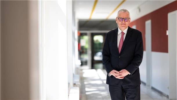 Fast 22.000 Verfahren belasten Verwaltungsgerichte Frank-Thomas Hett, neuer Präsident des Oberverwaltungsgerichts in Lüneburg. Hett wünscht sich keinen Abbau von Richterstellen - zu groß sei der Berg an Verfahren, die man vor sich herschiebe.