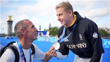 Frank Ullrich (l), hier mit Schwimmer Oliver Klemet, äußert in seiner Funktion als Vorsitzender des Sportausschusses im Bundestag Kritik am Deutschen Olympischen Sportbund.