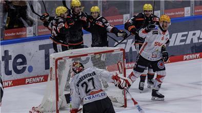 Frankfurt jubelt, die Spieler der Fischtown Pinguins drehen enttäuscht ab. Die Specialteams machten am Freitag den Unterschied aus.