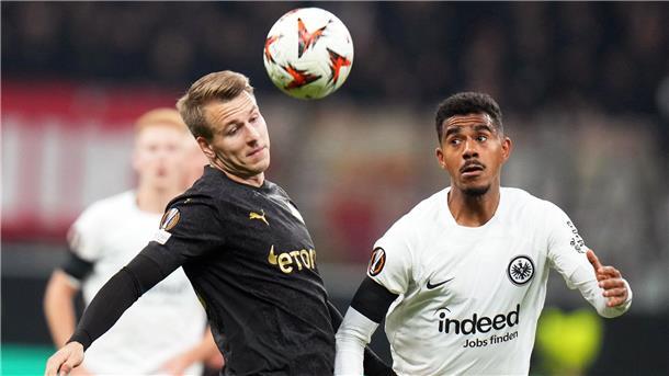 Frankfurts Ansgar Knauff (r) vergab gegen Slavia Prag in der ersten Hälfte eine gute Chance.