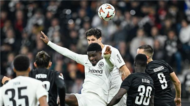 Frankfurts Eric Junior Dina Ebimbe (Mitte vorn) wurde nach dem Spiel gegen Riga rassistisch beleidigt.