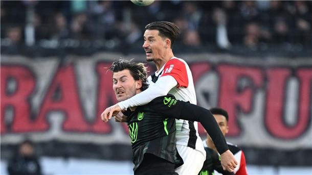 Frankfurts Nationalspieler Robin Koch verletzte sich gegen Wolfsburg an der Schulter.