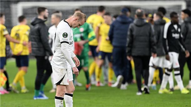 Frankfurts Sebastian Rode ist sichtlich enttäuscht: Die Eintracht hat leichtfertig eine gute Ausgangsposition im Kampf um den Einzug ins Achtelfinale der Conference League verspielt. Bei Union Saint-Gilloise kam man trotz Zwei-Tore-Führung nur zu einem 2:2.
