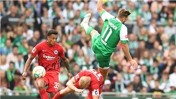 Frankfurts Tuta (links) und Sebastian Rode (unten) kaufen Werder-Stürmer Niclas Füllkrug in diesem Zweikampf den Schneid ab.