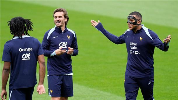 Mbappé über kritisierten Griezmann: „Wir brauchen ihn“ Frankreichs Kylian Mbappé (r) nimmt seinen Sturm-Partner Antoine Griezmann (M) in Schutz.