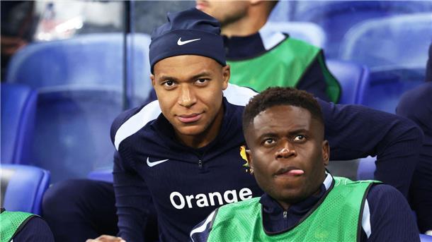 Frankreich meldet sich zurück - Haaland ärgert Österreich Frankreichs Nationalmannschaftstrainer Didier Deschamps verzichtete zunächst auf Kylian Mbappé (l).