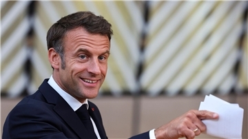 Frankreichs Präsident Emmanuel Macron bildet die Regierung um.