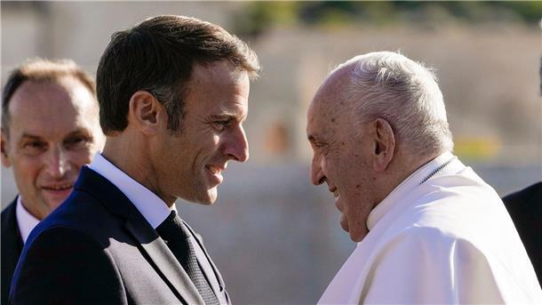 Papst mahnt Europa zu Aufnahme und Integration von Migranten Frankreichs Präsident Emmanuel Macron (l) begrüßt Papst Franziskus.