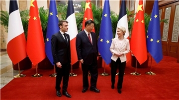 Macron und von der Leyen machen Druck auf China Frankreichs Präsident Emmanuel Macron (l.) ist zusammen mit EU-Kommissionspräsidentin Ursula von der Leyen (r.) nach China gereist. In Peking wurden sie von Präsident Xi Jinping empfangen.