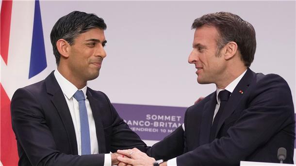 Frankreichs Präsident Emmanuel Macron (r) hat den britischen Premierminister Rishi Sunak im Élysée-Palast empfangen.