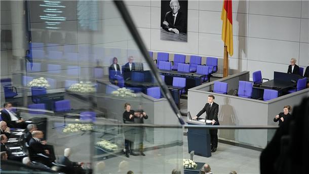 Trauerstaatsakt für Wolfgang Schäuble in Berlin Frankreichs Präsident Emmanuel Macron spricht beim Trauerstaatsakt für Wolfgang Schäuble im Plenarsaal des Bundestags.
