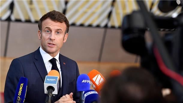 Frankreich will beim Bau neuer Atomkraftwerke Tempo machen Frankreichs Präsident Emmanuel Macron spricht im Rahmen eines EU-Gipfels in Brüssel mit Journalisten.