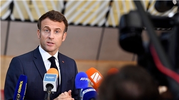 Frankreichs Präsident Emmanuel Macron spricht im Rahmen eines EU-Gipfels in Brüssel mit Journalisten.