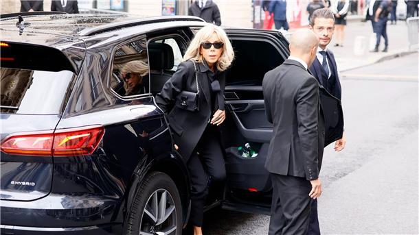 Frankreichs Première Dame Brigitte Macron kommt zur Trauerfeier.