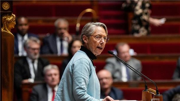Frankreichs Premierministerin Elisabeth Borne spricht in der Nationalversammlung.