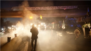 Frankreichs Regierung hat den Landwirten angesichts sich ausweitender Proteste weitreichende Hilfszusagen gemacht.