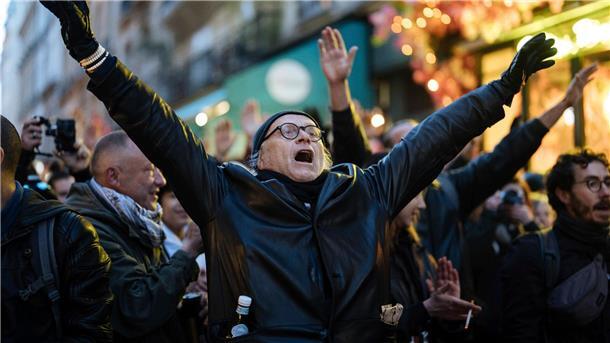 Bilder des Tages Frankreichs Regierung hat mit einem Sonderartikel die unbeliebte Rentenreform durchgedrückt. Nun bekommt sie mit anhaltenden Protesten und Krawallen die Wut der Franzosen zu spüren. Hier skandieren Demonstranten auf einem Protestzug durch Paris ihre Slogans.