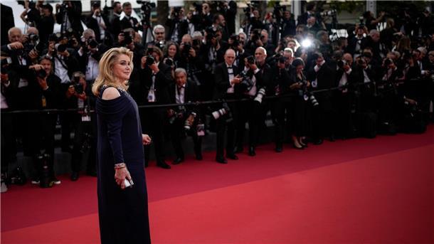Stars und Glamour: Filmfestspiele in Cannes eröffnet Frankreichs Schauspiel-Ikone Catherine Deneuve kommt zur Eröffnungsfeier.
