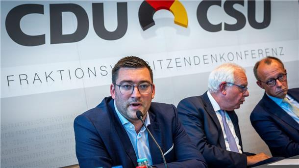 Zehn-Punkte-Plan: Union wirbt mit „Agenda für Deutschland“ Franz-Robert Liskow, CDU-Landes- und Fraktionschef in Mecklenburg-Vorpommern, Friedrich Merz (r), Vorsitzender der Unionsfraktion im Bundestag, und Thomas Kreuzer (M), Fraktionsvorsitzenden der CSU im Bayerischen Landtag, bei einer Pressekonferenz bei einem Treffen der Fraktionschefs von CDU und CSU.