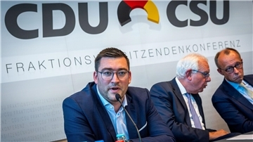 Franz-Robert Liskow, CDU-Landes- und Fraktionschef in Mecklenburg-Vorpommern, Friedrich Merz (r), Vorsitzender der Unionsfraktion im Bundestag, und Thomas Kreuzer (M), Fraktionsvorsitzenden der CSU im Bayerischen Landtag, bei einer Pressekonferenz bei einem Treffen der Fraktionschefs von CDU und CSU.