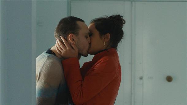 Franz Rogowski als Tomas und Ade`le Exarchopoulos als Agathe in einer Szene des Films „Passages“.
