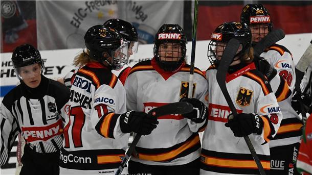 Eishockey-Nationalspielerinnen dringen auf bessere Förderung Franziska Feldmeier (r) beklagt Chancenungleichheit für weibliche Eishockeytalente.