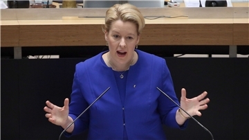 Franziska Giffey gibt während der Plenarsitzung des Berliner Abgeordnetenhauses eine Regierungserklärung ab.