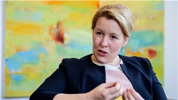 Franziska Giffey (SPD), Bundesfamilienministerin, sitzt nach einem Interviewtermin mit der Deutschen Presse-Agentur in ihrem Büro im Bundesfamilienministerium.