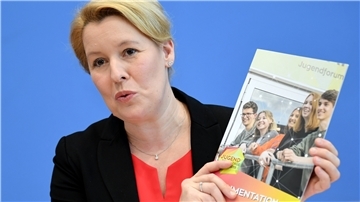 Franziska Giffey (SPD), Bundesministerin für Familie, Senioren, Frauen und Jugend, stellt die 18. Shell-Jugendstudie vor.