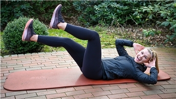 Franziska Wiermann vom Parkhaus Fitness Club stellt uns Übungen für zu Hause vor.