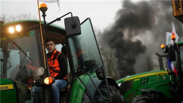 Frankreich macht Bauern Zusagen - Blockaden rund um Paris Franzöische Landwirte blockieren einen Kreisverkehr.