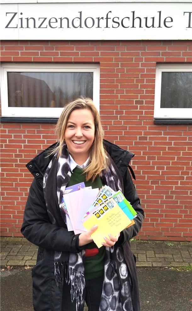 Französisch-Lehrerin Lara Klein von der Zinzendorfschule Tossens mit dem Packen Postkarten, die aus Tossens nach Frankreich geschickt wurden.