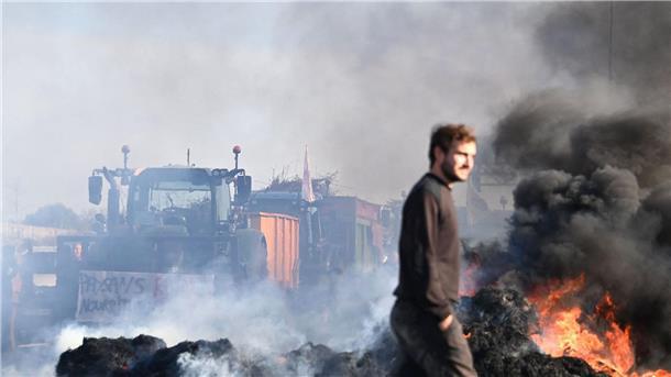 Frankreich macht Bauern Zusagen - Blockaden rund um Paris Französische Landwirte verbrennen Strohballen, während sie die Autobahn A9 in der Nähe von Montpellier blockieren.