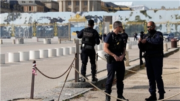 Französische Polizisten bewachen den Eingang des Schlosses von Versailles nach einem Sicherheitsalarm.