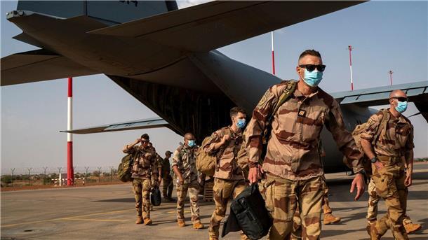 Macron: Verfassungsmäßige Ordnung im Niger wiederherstellen Französische Soldaten steigen am 09.06.2021 in Niamey aus einem C130-Frachtflugzeug der US-Luftwaffe. Frankreich und die USA haben wichtige Militärstützpunkte in dem Land, das zudem an einer zentralen Migrationsroute nach Europa liegt.