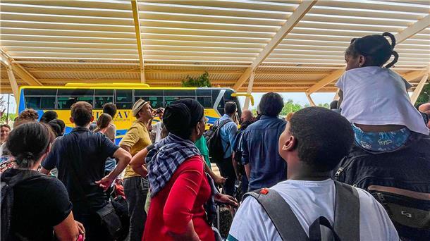 Französische Staatsangehörige warten auf dem Flughafen in Niamey auf die Evakuierung.