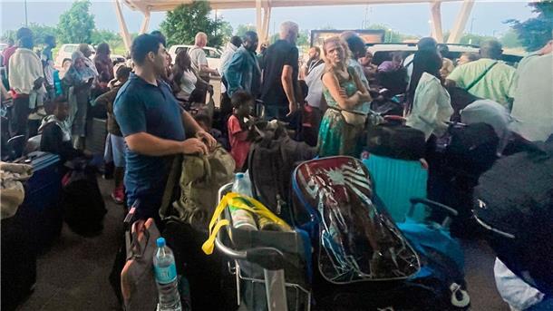 Französische und andere Staatsangehörige versammeln sich am internationalen Flughafen in Niamey, um mit einem französischen Militärflugzeug nach Frankreich zurückgebracht zu werden.