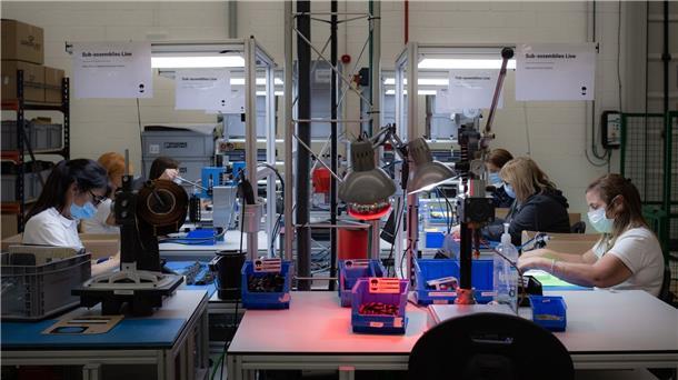 Spanien prüft kürzere Arbeitszeit bei gleichem Lohn Frauen arbeiten in einer Fabrik, die Ladegeräte für Elektroautos in Barcelona herstellt.
