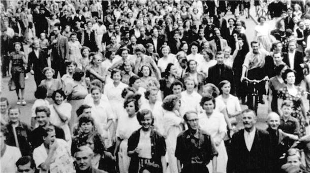 „Nun ist unsere Geduld zu Ende“ - Die Frauen vom 17. Juni Frauen demonstrieren 1953 auf dem Marktplatz in Halle.