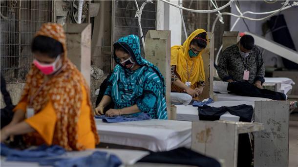 Frauen in Bangladesch arbeiten in einer Textilfabrik. (Foto Archiv)