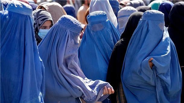 Frauen in Burkas warten in Afghanistans Hauptstadt Kabul auf Lebensmittelrationen.