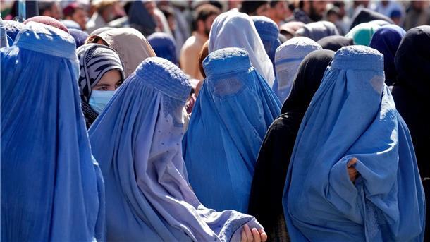 Frauen in Burkas warten in Afghanistans Hauptstadt Kabul auf Lebensmittelrationen.