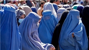 Frauen in Burkas warten in Afghanistans Hauptstadt Kabul auf Lebensmittelrationen.