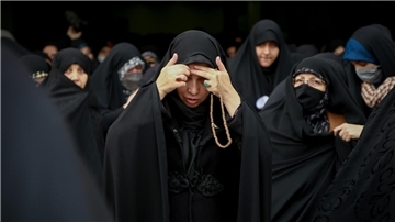 Frauen mit Hijab verlassen das wöchentliche Freitagsgebet in der großen Mosalla-Moschee im Iran. Es gilt eine strenge Kleidervorschrift.