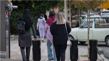 Frauen mit und ohne Kopftuch sind in Teheran unterwegs.