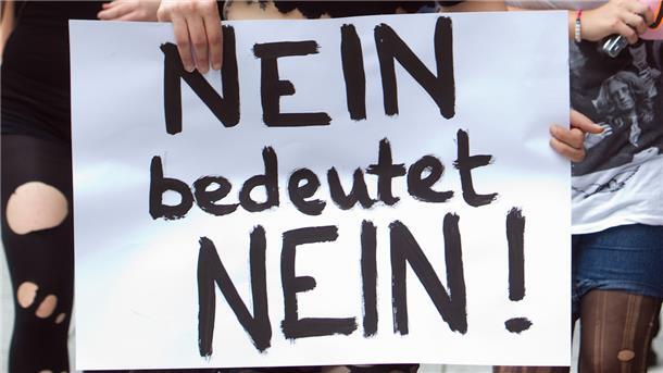 Frauen protestierten gegen die Verharmlosung sexueller Gewalt.
