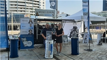 Klaus Timme und Inga Bluhm am gemeinsamen Stand der NORDSEE-ZEITUNG und der Druckerei Müller Ditzen
