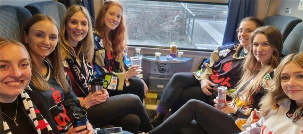 Liveticker: Pinguins-Sonderzüge erreichen Köln Frauenpower im Abteil - dieses Foto ist in Zug zwei entstanden.