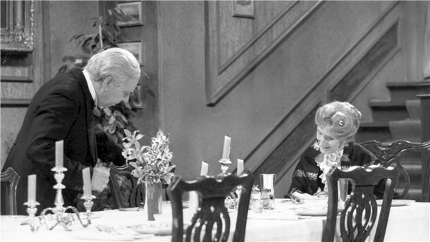 „Dinner for One“ - Butler James bechert seit 1963 Freddie Frinton und May Warden in dem Klassiker „Dinner for One“.